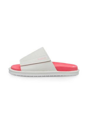 Hvide slip-on sandaler med bred rem og en lys pink polstret fodseng. Tekstureret sål for godt greb, med minimal branding i pink.