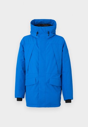 Blauer wasserdichter Parka mit hohem Kragen, zwei Fronttaschen, Reißverschluss und verstellbarem Kapuze. Texturiertes Gewebe mit kontrastierenden schwarzen Bündchen.