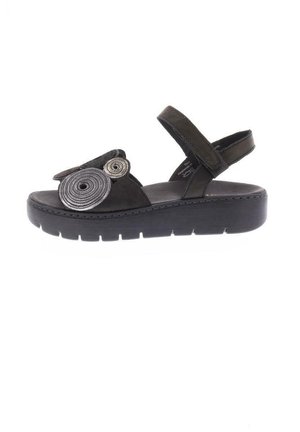 Sandale en daim noir avec accents métalliques en spirale, bride de cheville réglable et semelle plateforme noire épaisse. Remarquable pour son design texturé.