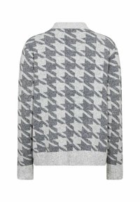 Svetr s šedým a bílým károvaným vzorem houndstooth, s žebrovaným lemem a manžetami, kulatým límcem a dlouhými rukávy.
