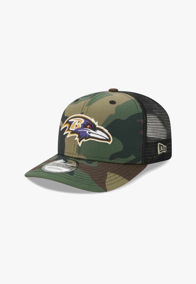 Tarnmuster-Baseballmütze mit schwarzem Netzrücken, auf der Vorderseite mit einem gestickten lila und gelben Baltimore Ravens-Logo.