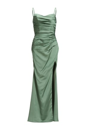 Abito verde satinado con dettagli arricciati, spalline sottili regolabili e spacco alto fino alla coscia, caratterizzato da una silhouette aderente e una trama liscia.