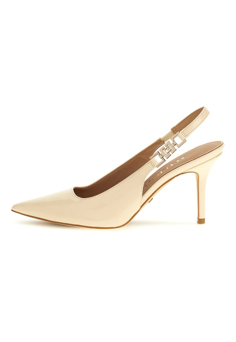 Escarpin à talon aigu en cuir verni beige, avec bout pointu, sangle réglable et détail métallique sur le talon. Talon fin.