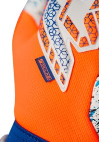Guanto atletico arancione brillante con mesh testurizzato, caratterizzato da motivi esagonali blu e un accento bianco. Etichetta in tessuto blu con la scritta "GK-LAB."