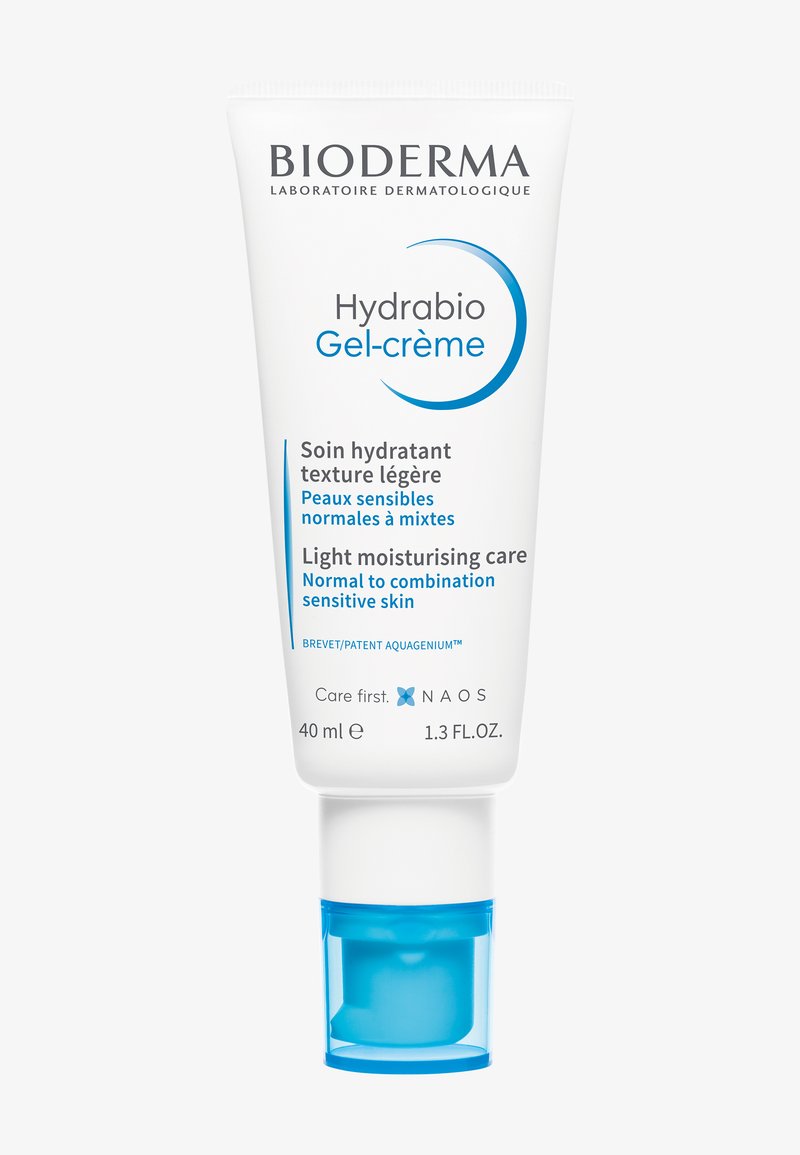 Tube Hydrabio Gel-Crème de 40 ml. Corps blanc avec accents bleus, distributeur à pompe à la base. Texte en bleu et noir indiquant une crème hydratante légère.