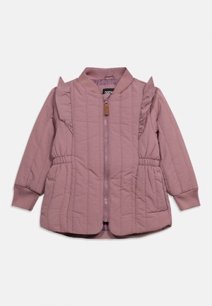Helllila gesteppte Jacke mit Frontreißverschluss, Rüschendetails an den Schultern, elastischer Taille und gerippten Bündchen, entworfen für Kinder.