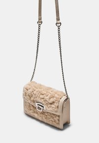 Malá béžová crossbody taška s nadýchaným texturovaným předním dílem, stříbrným klipsovým zapínáním a řetízkem s koženými podložkami na rameno.