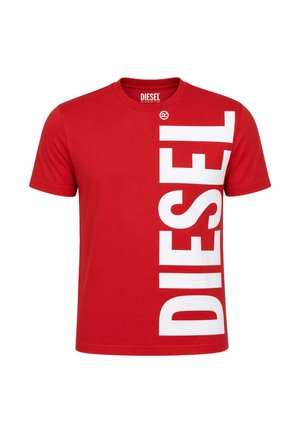 T-shirt rossa a maniche corte con scollo a girocollo e grande scritta bianca "DIESEL" allineata verticalmente sul lato destro.