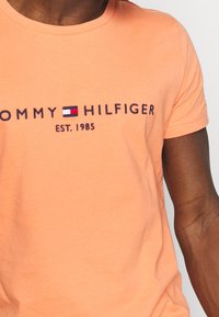 Tommy Hilfiger Triko s potiskem - orange