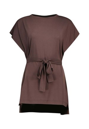 Tunica marrone a maniche corte con scollatura rotonda e cintura in tessuto annodata in vita, con un orlo posteriore leggermente più lungo.