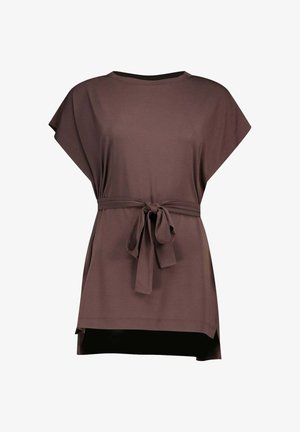 Bruine tuniek met korte mouwen, ronde halslijn en een gebonden stoffen ceintuur in de taille, met een iets langere zoom aan de achterkant.