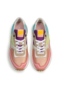 Sneaker multicolori realizzati in materiali mesh e suede. Il design include dettagli in acquamarina, rosa, viola e verde, con lacci bianchi e un logo giallo.