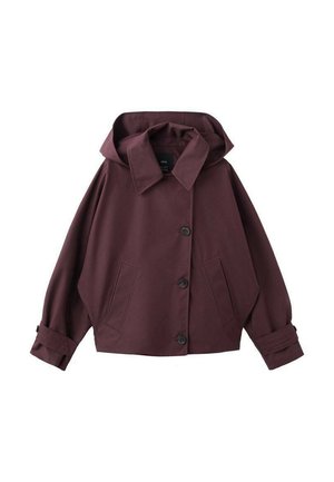 Tamno bordo jakna s kapuljačom, širokim ovratnikom, tri prednja gumba, dva bočna džepa i podesivim manžetama.