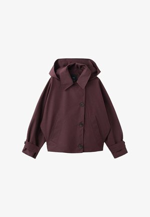 Donker bordeauxrode capuchonjas met brede kraag, drie knopen aan de voorkant, twee zijzakken en verstelbare manchetten.