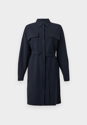 Vestido camisa azul-marinho com mangas longas, dois bolsos no peito, botões frontais, colarinho e um cinto na cintura amarrado. Tecido suave com um ajuste estilizado.