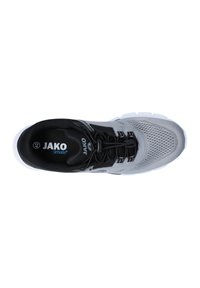 Grauer Sportschuh mit schwarzen Akzenten, luftdurchlässiges Mesh-Obermaterial, runde Zehenpartie und Schnürdesign mit gepolsterter Einlegesohle.