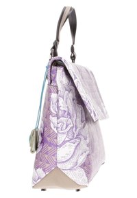 Borsa a tracolla con motivo floreale viola, superficie testurizzata, chiusura a patta e manico in pelle. Presenta un'etichetta decorativa e una base strutturata.