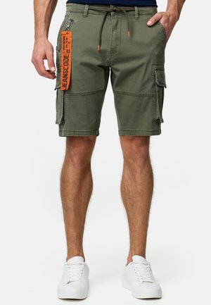 Shorts cargo vert olive avec une taille à cordon, plusieurs poches et une étiquette orange. Fabriqués en tissu durable avec une coupe décontractée.