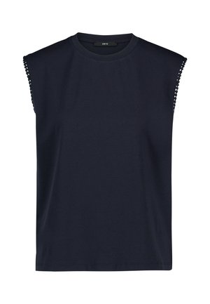 Tmavomodrý bezrukávový top s okrúhlym výstrihom a ozdobným lemovaním pozdĺž výstrihov na rukávoch, s označením „zero“ vo vnútri goliera.