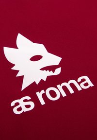 AS Roma-logo op een bordeauxrode achtergrond, met daarin een gestileerd witte wolfskop, en opvallende letters van de teamnaam eronder.