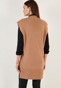 LELA Basic póló - camel