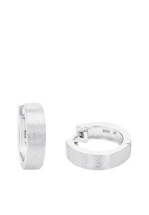 Paar silberfarbene, strukturierte Creolen mit Klappverschluss und „925“ Sterlingsilber-Stempel innen.