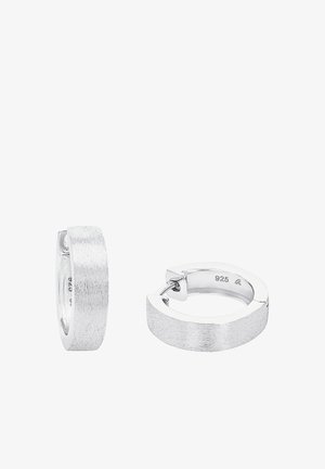 Paire de boucles d'oreilles créoles texturées de couleur argent avec une fermeture à clip et un poinçon "925" en argent sterling à l'intérieur.
