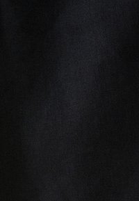 Tessuto nero con una texture liscia e una trama fine, caratterizzato da una densità di colore uniforme senza motivi o accenti notevoli.
