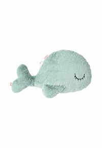 Suave y ligero peluche en forma de ballena azul con una textura suave, ojos bordados y aletas en la cola, con detalles de costura sutiles.