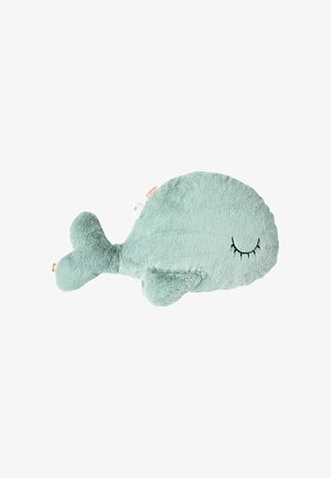 Suave y ligero peluche en forma de ballena azul con una textura suave, ojos bordados y aletas en la cola, con detalles de costura sutiles.