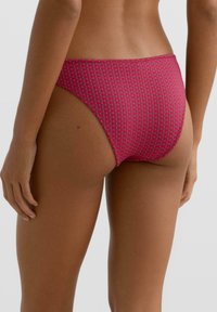Fuchsiové spodné diely bikín s textúrovaným vzorovaným dizajnom; vysoké rozkroky a úzky pás; má hladký povrch látky.