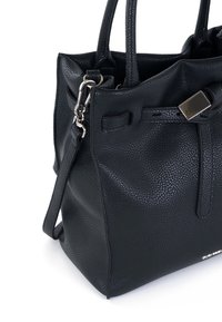 Borsa a tracolla nera in pelle texture con due manici, una tracolla rimovibile, hardware in argento e chiusura magnetica. Forma compatta e rettangolare.