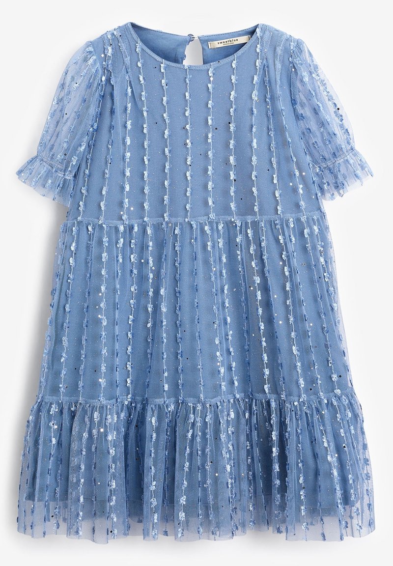 Robe bleu clair avec des manches bouffantes transparentes, présentant un design à volants et des rayures texturées ornées de petits éléments décoratifs.