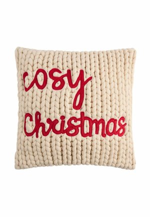 Cremefarbiges grob gestricktes Kissen mit roten bestickten Worten "cosy Christmas" auf der Vorderseite.