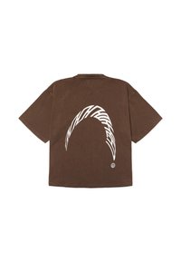 Καφέ κοντομάνικο T-shirt με λευκό κυρτό αφηρημένο γραφικό σχέδιο και μικρό κυκλικό λογότυπο κοντά στο κάτω τελείωμα στην πλάτη.