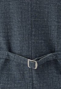 Dunkelblaue Denim-Stoff mit einer strukturierten Webart; verfügt über einen Gürtel mit einer silbernen Schnalle an der Taille, der eine strukturierte Form verleiht.
