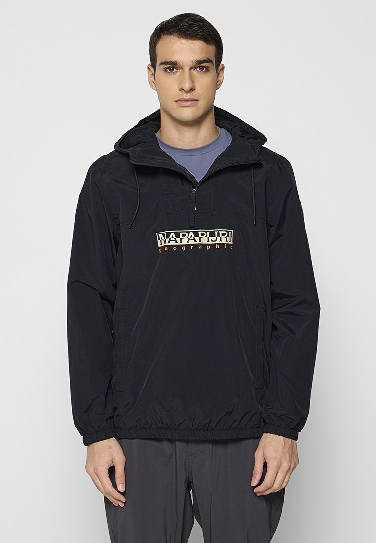 Zwarte lichtgewicht pulloverjack met een half-rits ontwerp, elastische manchetten en een prominent logo over de borst. Gladde textuur, met capuchon.