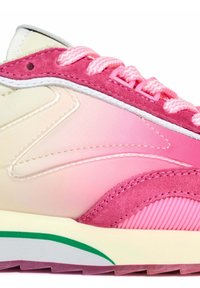 Sneaker con un design ombre che sfuma dal crema al rosa. Presenta accenti in suede, lacci rosa e una suola in gomma texturizzata con dettagli verdi.