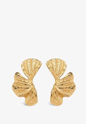 Goldfarbene Ohrringe in Form von Muschelwedeln, mit strukturierten, geriffelten Oberflächen und einem polierten Finish, geeignet für verschiedene Anlässe.