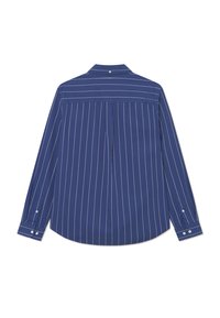 Camisa de manga larga azul marino con rayas verticales blancas, con cuello abotonado, un pliegue en la parte posterior y puños con botones. Textura de tela suave.