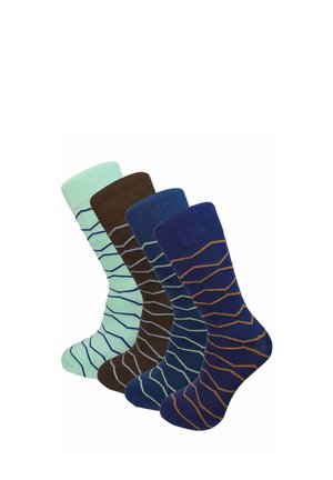 Cztery pary wzorzystych skarpetek typu crew w kolorach jasnej zieleni, brązu, ciemnego niebieskiego i granatowego, z falistymi, kontrastującymi paskami.