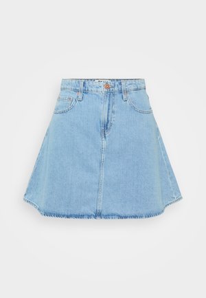 Világoskék farmer szoknya, bővülő fazonnal, elöl gombos záródással, négy zsebbel és nyers szegéllyel.