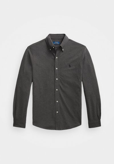 Tamsiai pilka mygtukų marškinėliai su ilgomis rankovėmis, turintys taškiuką apykakle, subtilią tekstūrą ir mažą logotipą ant krūtinės.