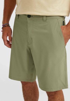 Męskie szorty w jasnooliwkowym kolorze, wykonane z gładkiego materiału, z zapięciem na przód na guziki, bocznymi kieszeniami oraz starannymi detalami przeszyć.