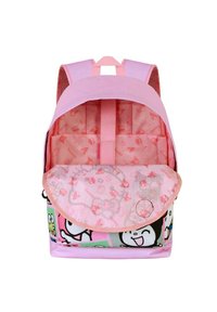 Mochila rosa con forma redondeada, que presenta un interior con estampado y diseños de dibujos animados en el exterior. Incluye paneles laterales de malla y un asa en la parte superior.