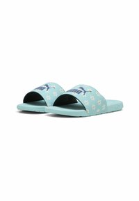 Infradito azzurro chiaro con motivo floreale, dettaglio del logo, materiale morbido, design open toe e suola texturizzata per una migliore aderenza.