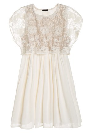 Robe blanche avec un haut en dentelle florale transparente, des manches bouffantes, une taille ajustée et une jupe plissée fluide. Tissu léger et texturé.