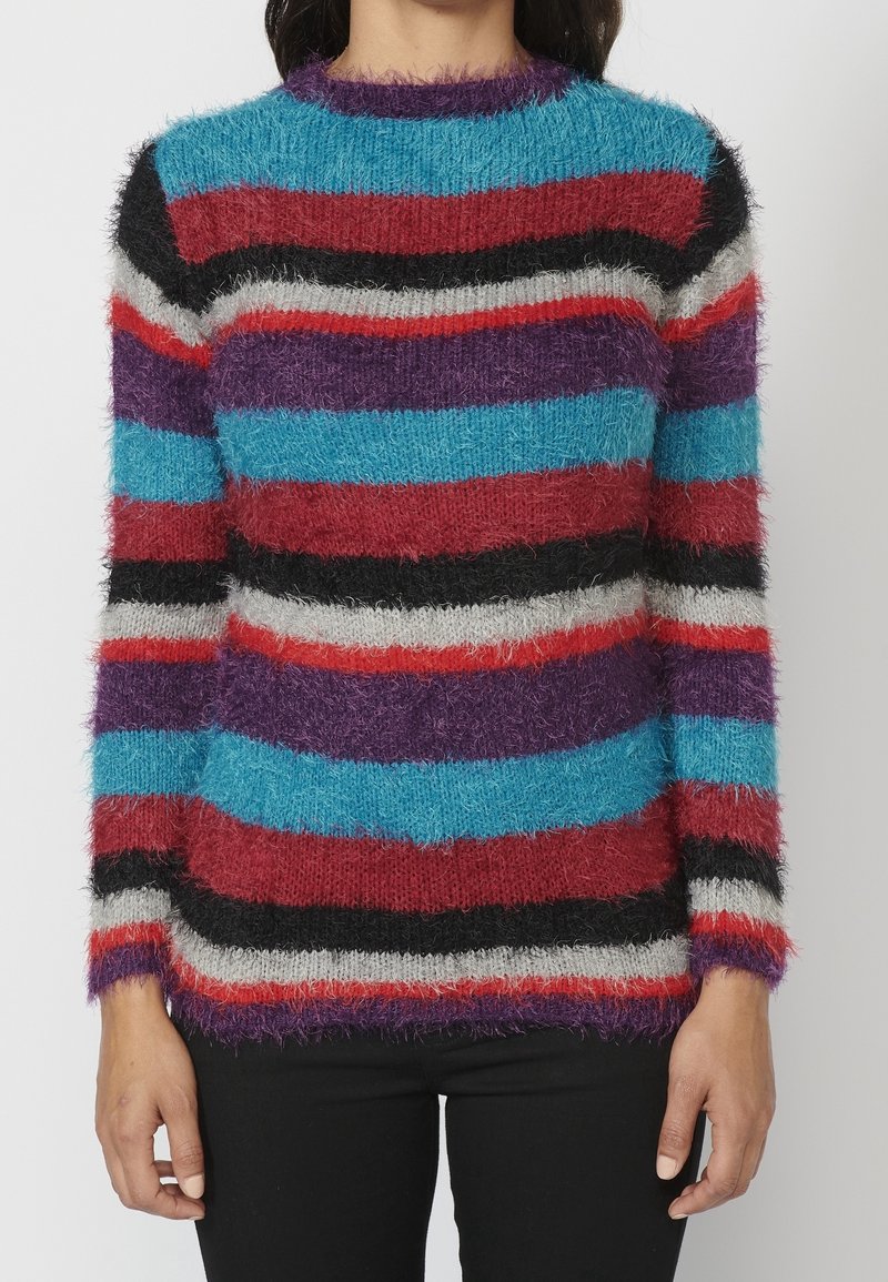Pull en laine multicolore à rayures, doté d'une texture pelucheuse, d'un col rond et de manches longues. Comprend des rayures rouges, noires, violettes, bleues et grises.