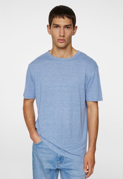 Camiseta de manga corta de color azul claro con cuello redondo, hecha de una tela suave, con un corte relajado y un diseño minimalista.