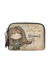 Cartera con cremallera en un diseño multicolor que presenta una ilustración de una niña con cabello castaño y un vestido verde azulado. Incluye detalles y acentos en relieve.